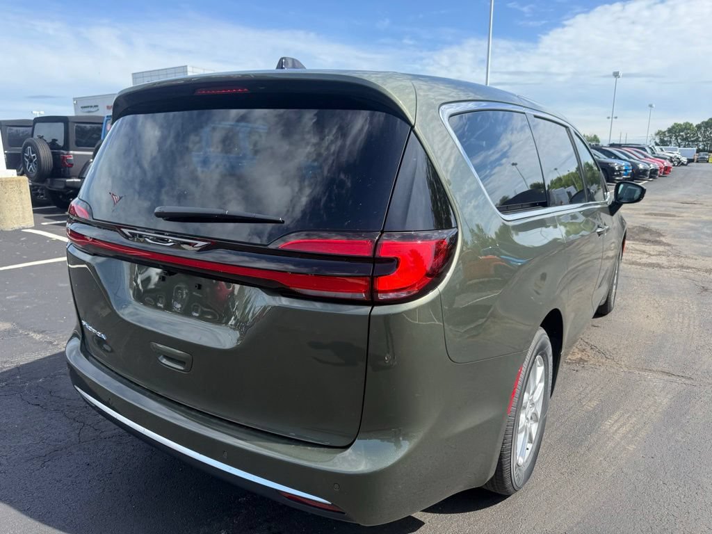 New 2027 Chrysler Pacifica Select FWD image 7