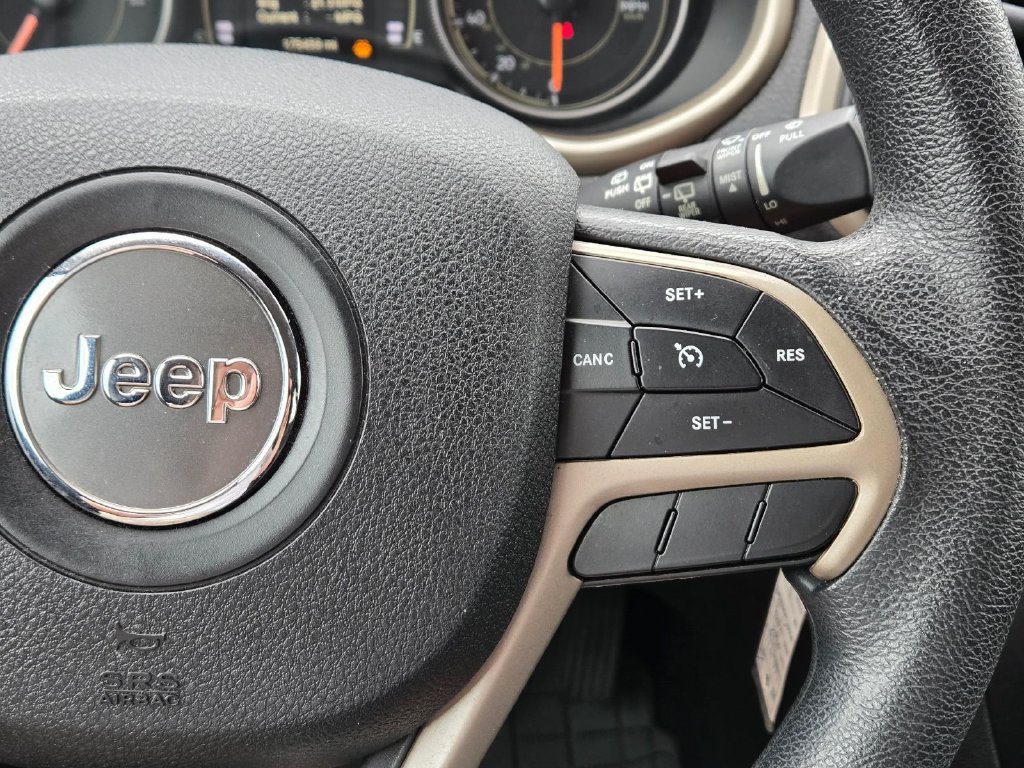 Used 2018 Jeep Cherokee Latitude FWD image 22