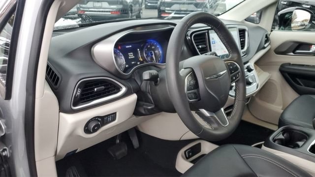 Used 2024 Chrysler Pacifica Touring-L FWD image 8