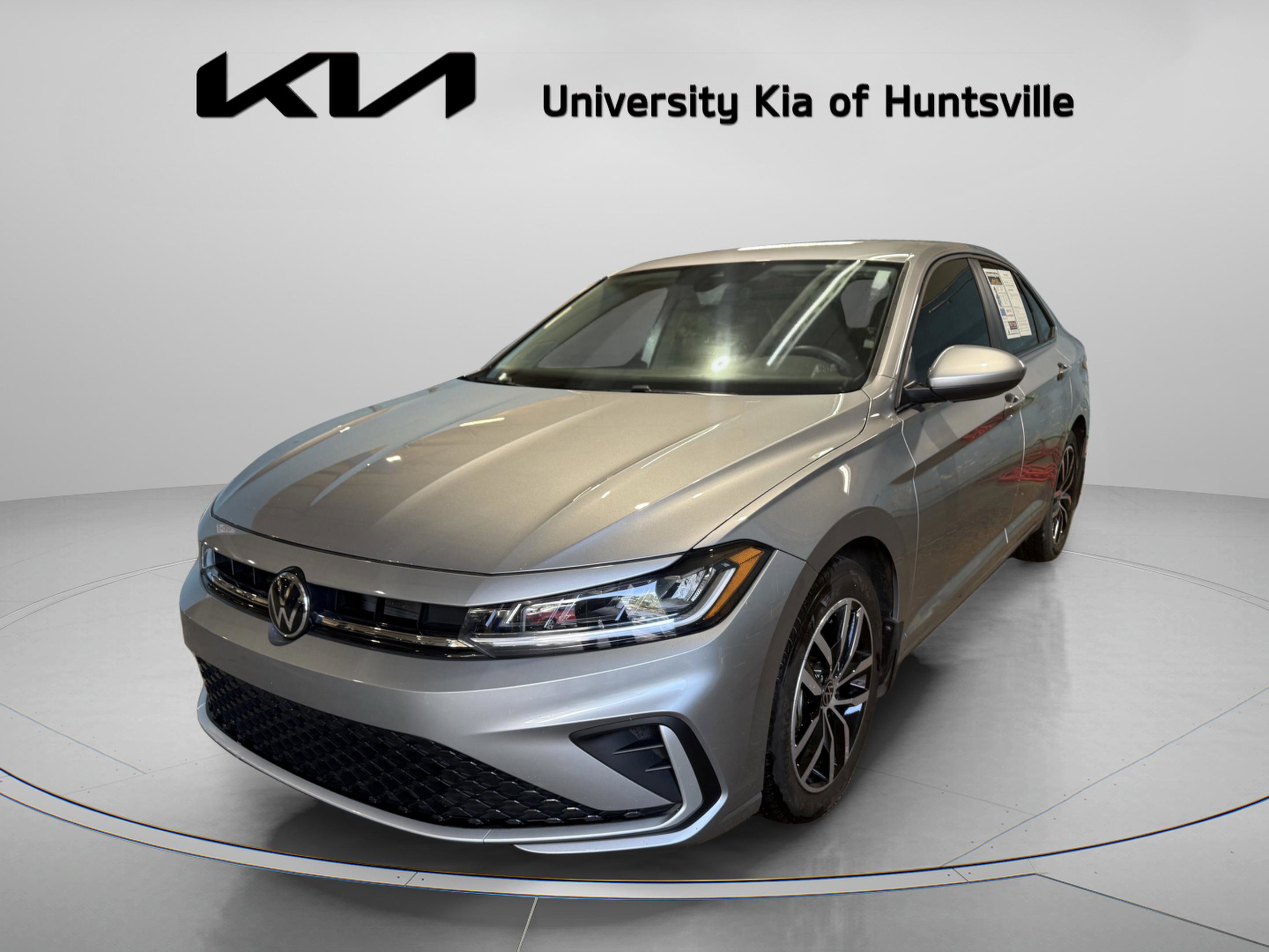 Used 2025 Volkswagen Jetta SE image 3