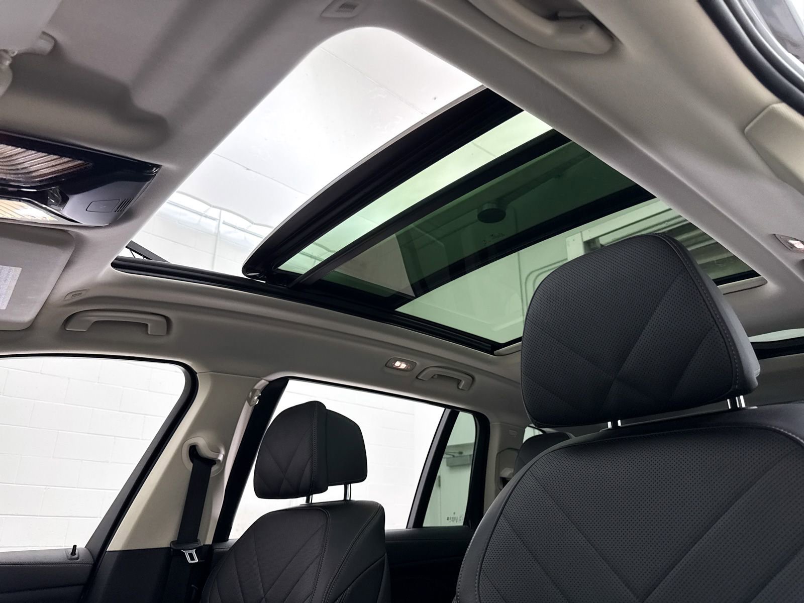 Used 2024 BMW X7 xDrive40i w/ Premium Package image 3