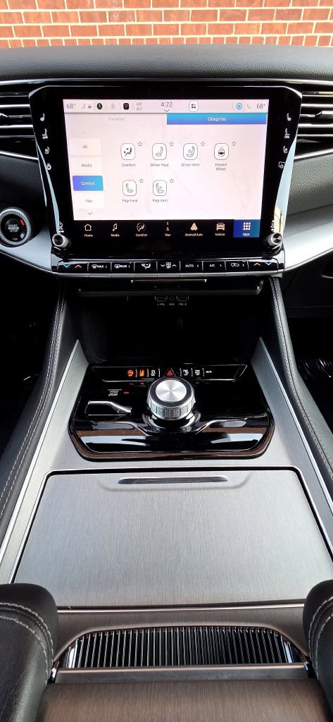 Used 2025 Jeep Wagoneer L Series II w/ 8-pass Seating Package image 14