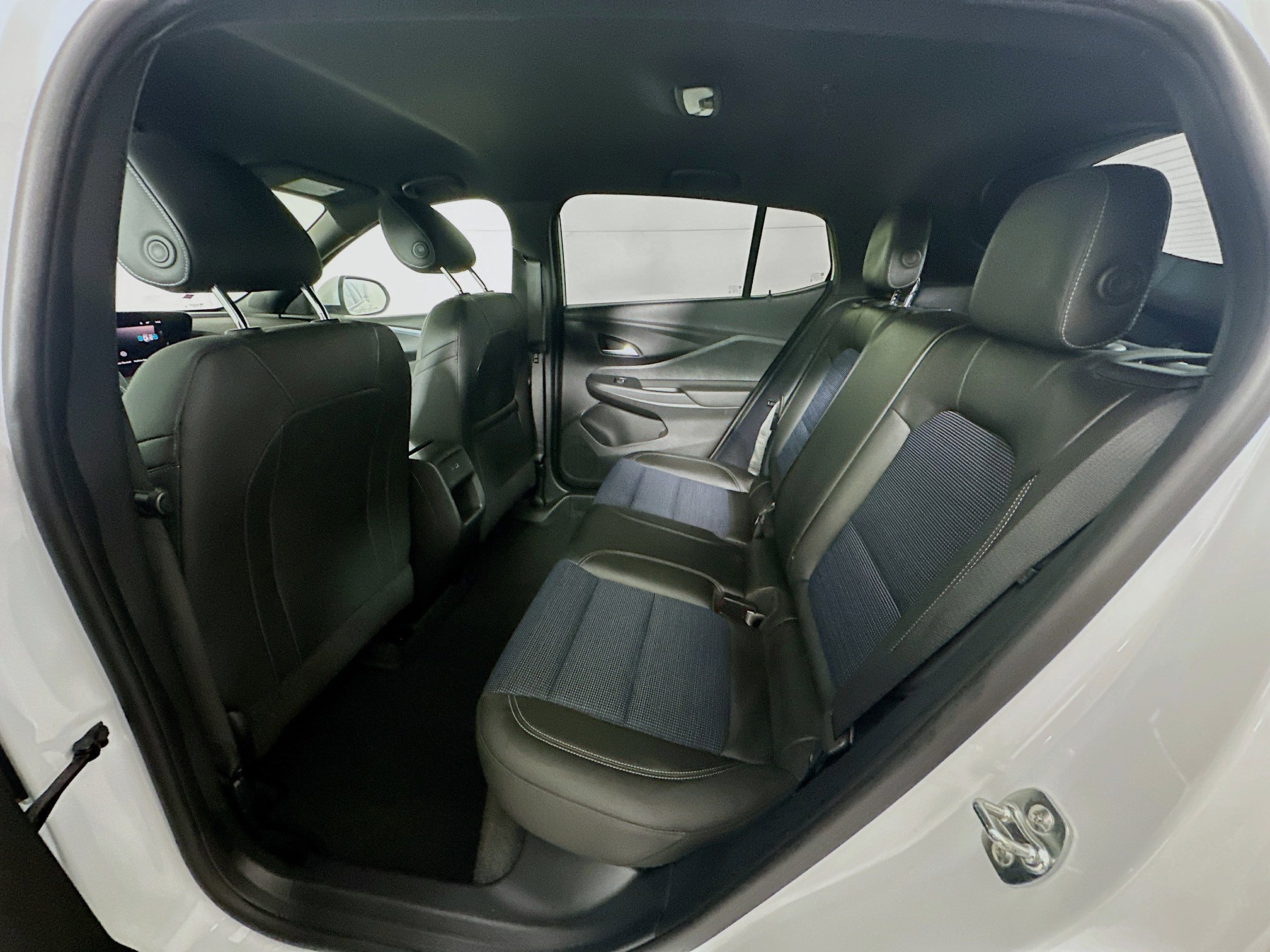 Used 2025 Buick Envista Preferred FWD image 25