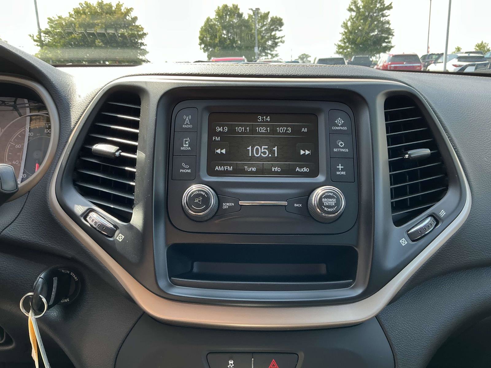 Used 2018 Jeep Cherokee Latitude image 17