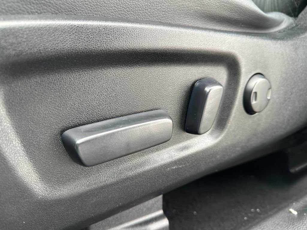 Used 2017 Toyota Highlander LE image 4