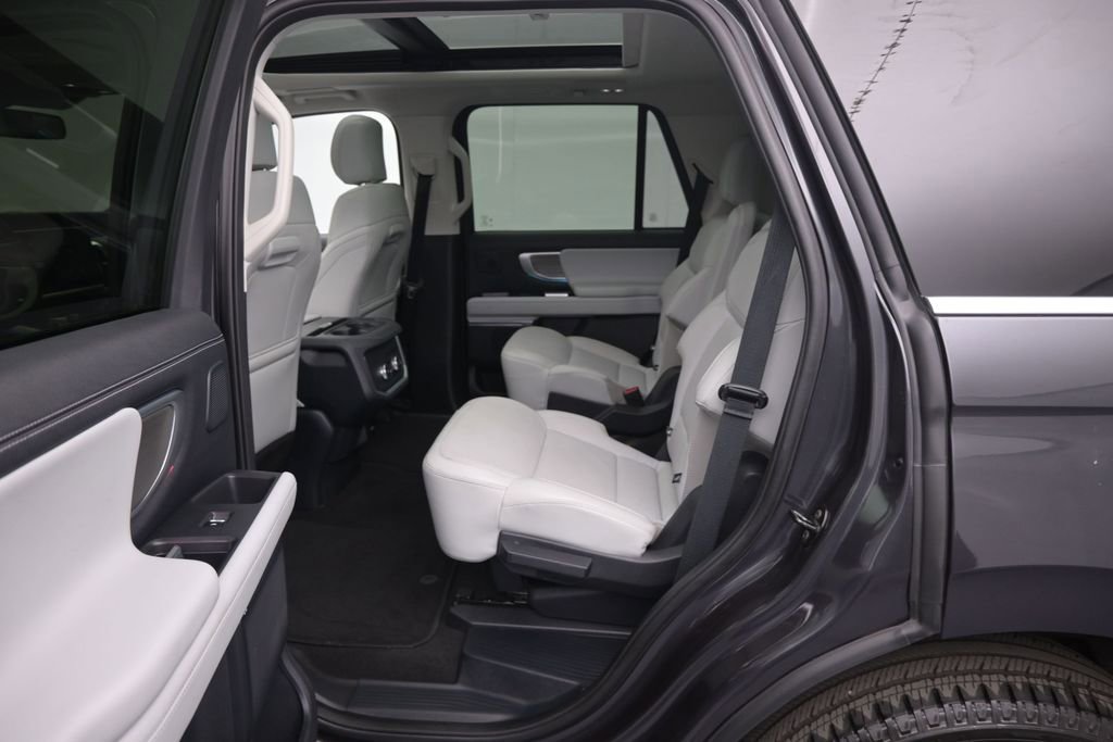 Used 2025 Ford Expedition Platinum w/ Driver's Package AWD/4WD image 22