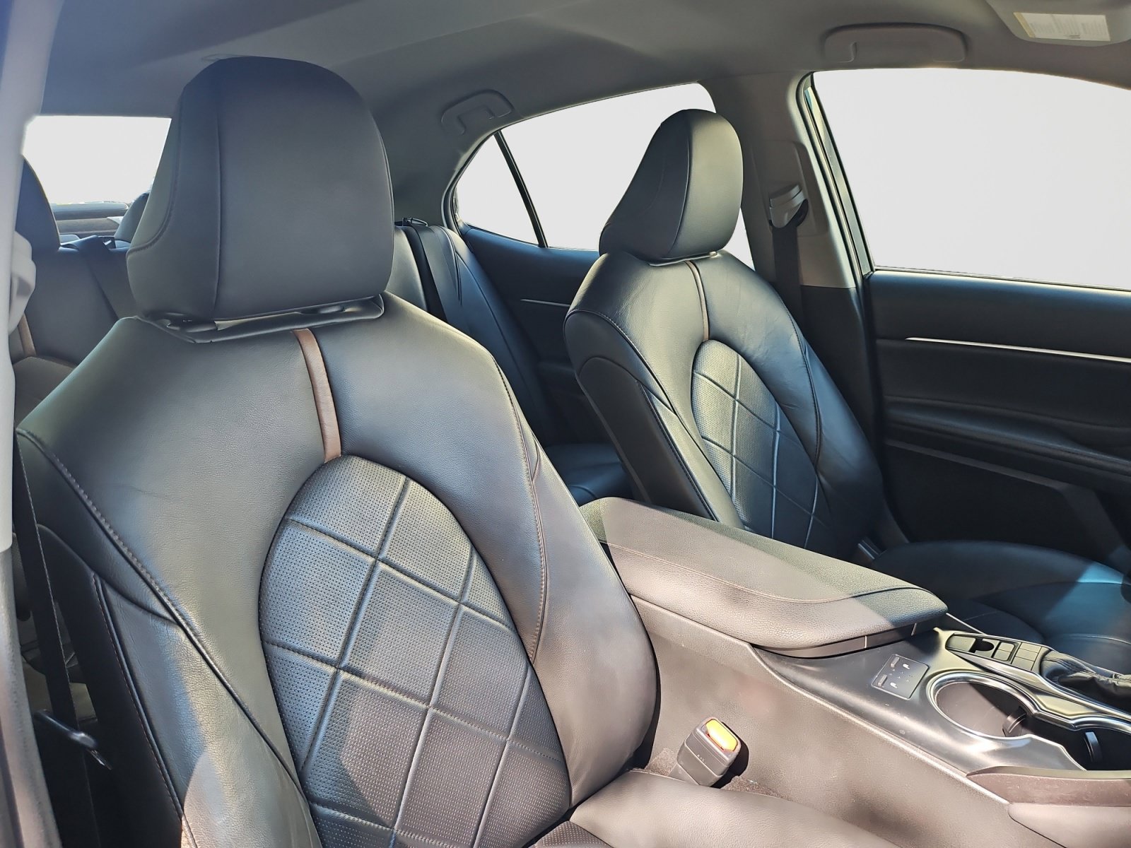 Used 2018 Toyota Camry XLE FWD image 16