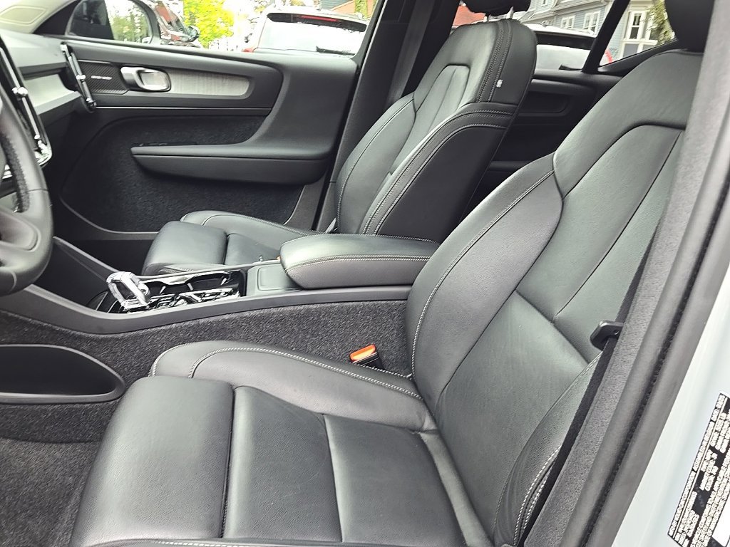 Certified 2025 Volvo XC40 B5 Ultra AWD/4WD image 17