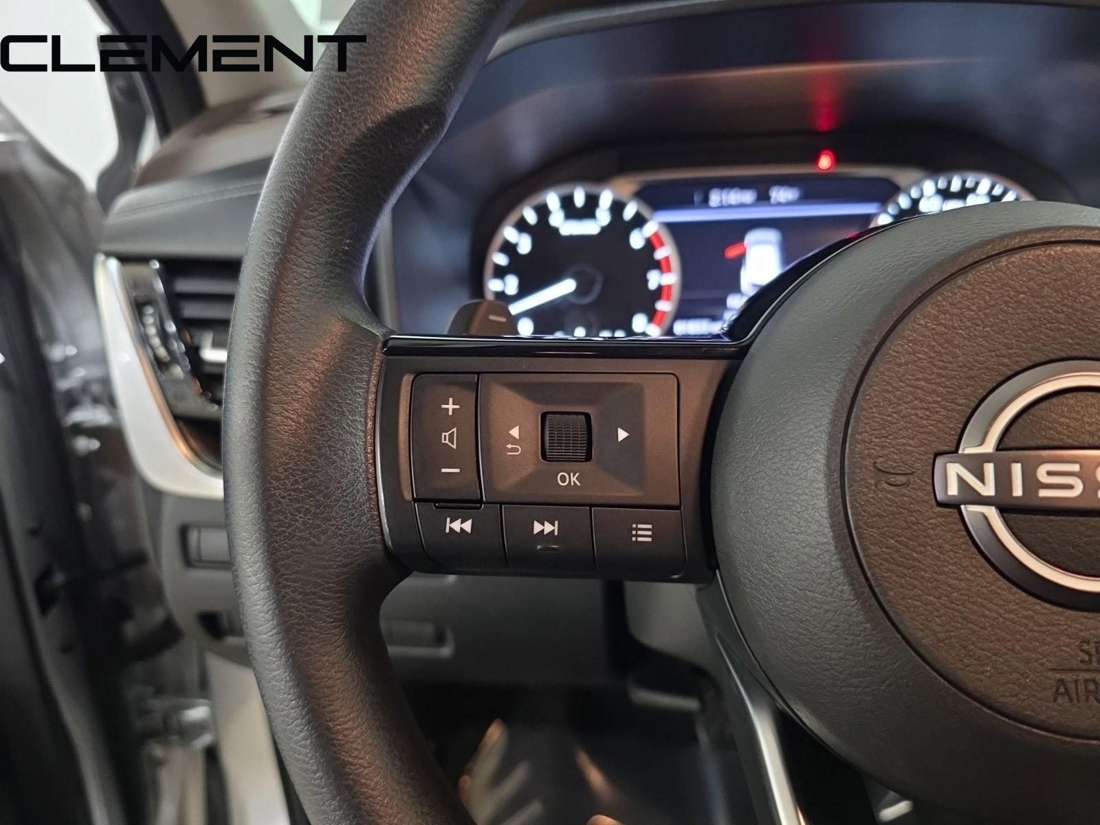 Used 2022 Nissan Rogue SV image 17