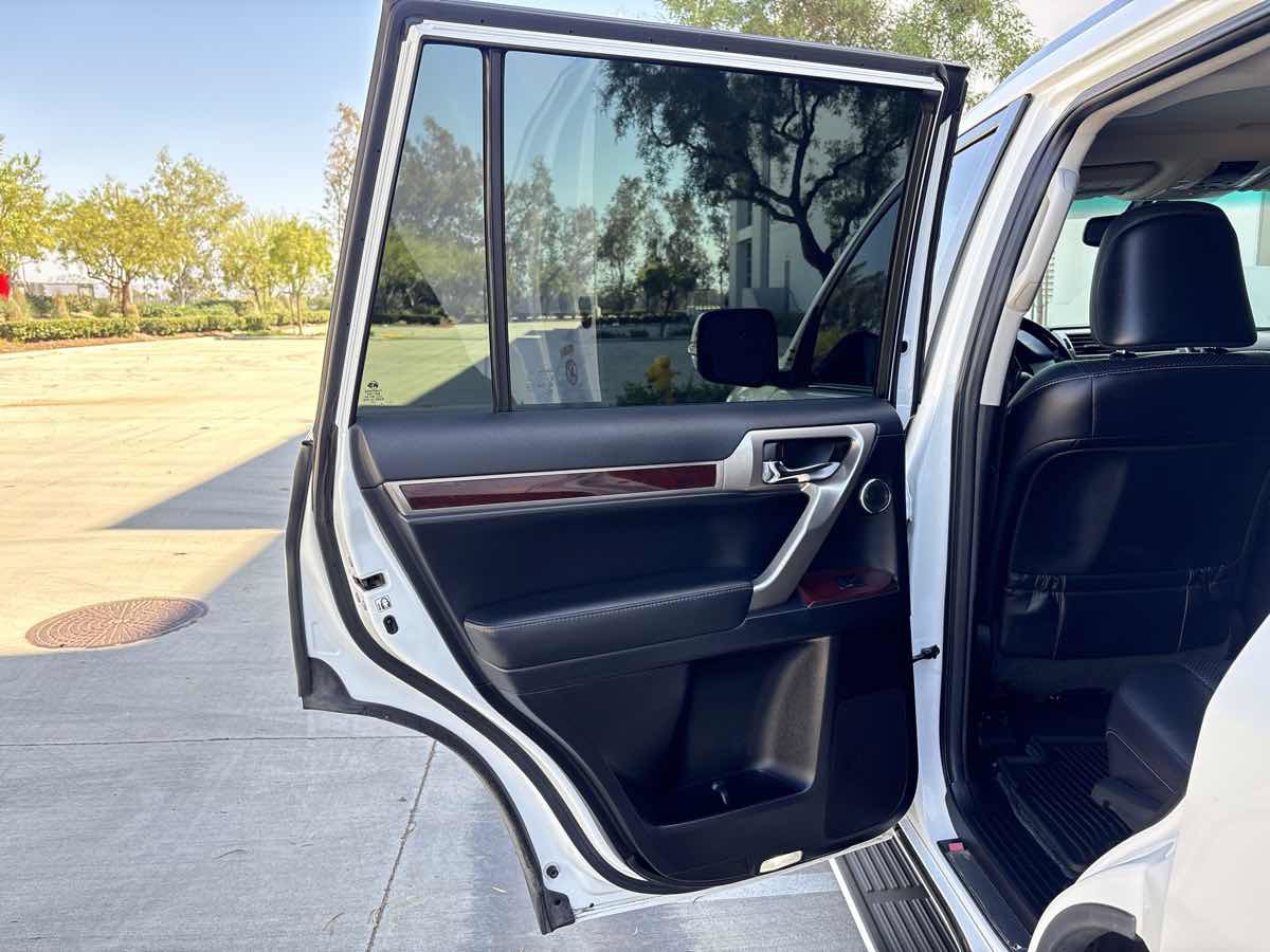 Used 2015 Lexus GX 460 Luxury w/ Preferred Accessory Package AWD/4WD image 9