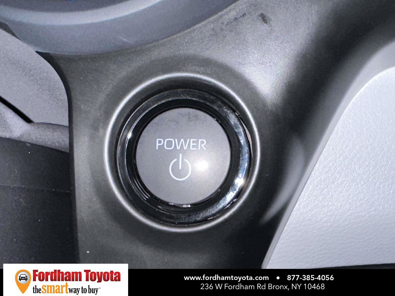 Used 2025 Toyota Sienna LE FWD image 31