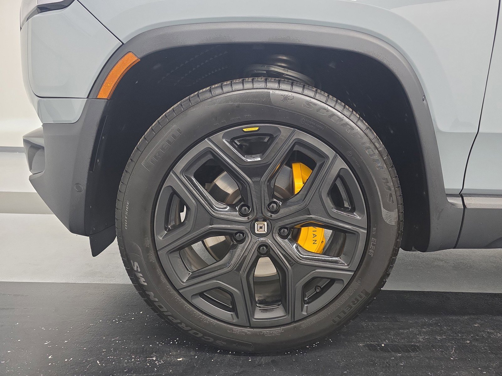 Used 2024 Rivian R1S Adventure AWD/4WD image 9