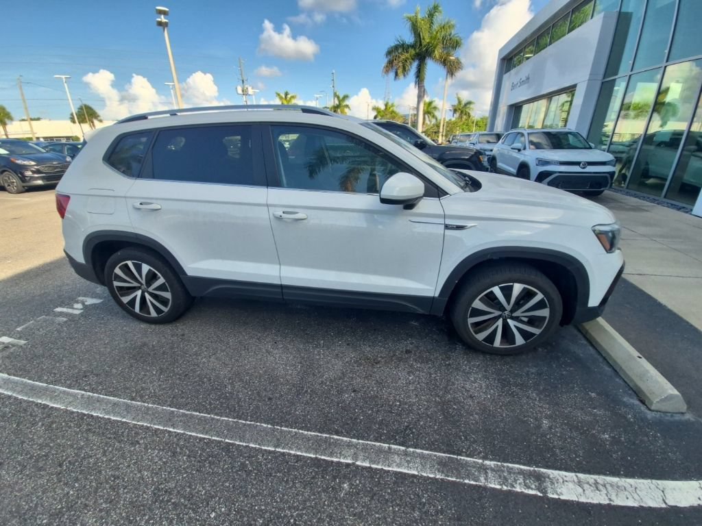 Used 2024 Volkswagen Taos SE w/ Panoramic Sunroof Package FWD image 2