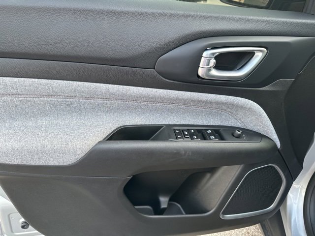 Used 2024 Jeep Compass Latitude image 9