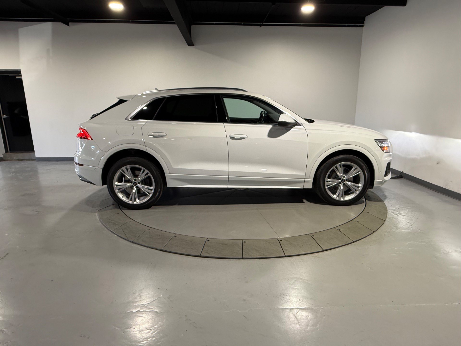 Used 2023 Audi Q8 Premium w/ Convenience Package AWD/4WD image 6