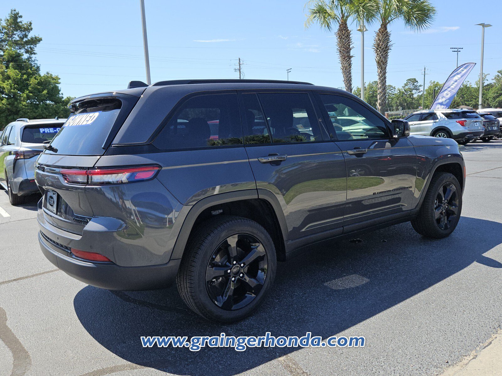 Used 2024 Jeep Grand Cherokee Limited w/ Black Appearance Package AWD/4WD image 5