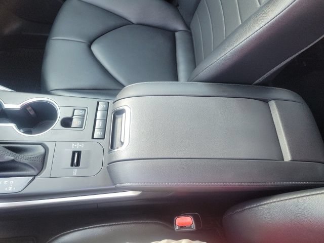 Used 2021 Toyota Highlander XLE FWD image 22