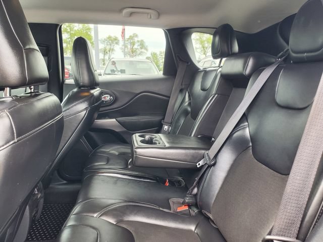 Used 2020 Jeep Cherokee Latitude Plus w/ Cold Weather Group AWD/4WD image 31