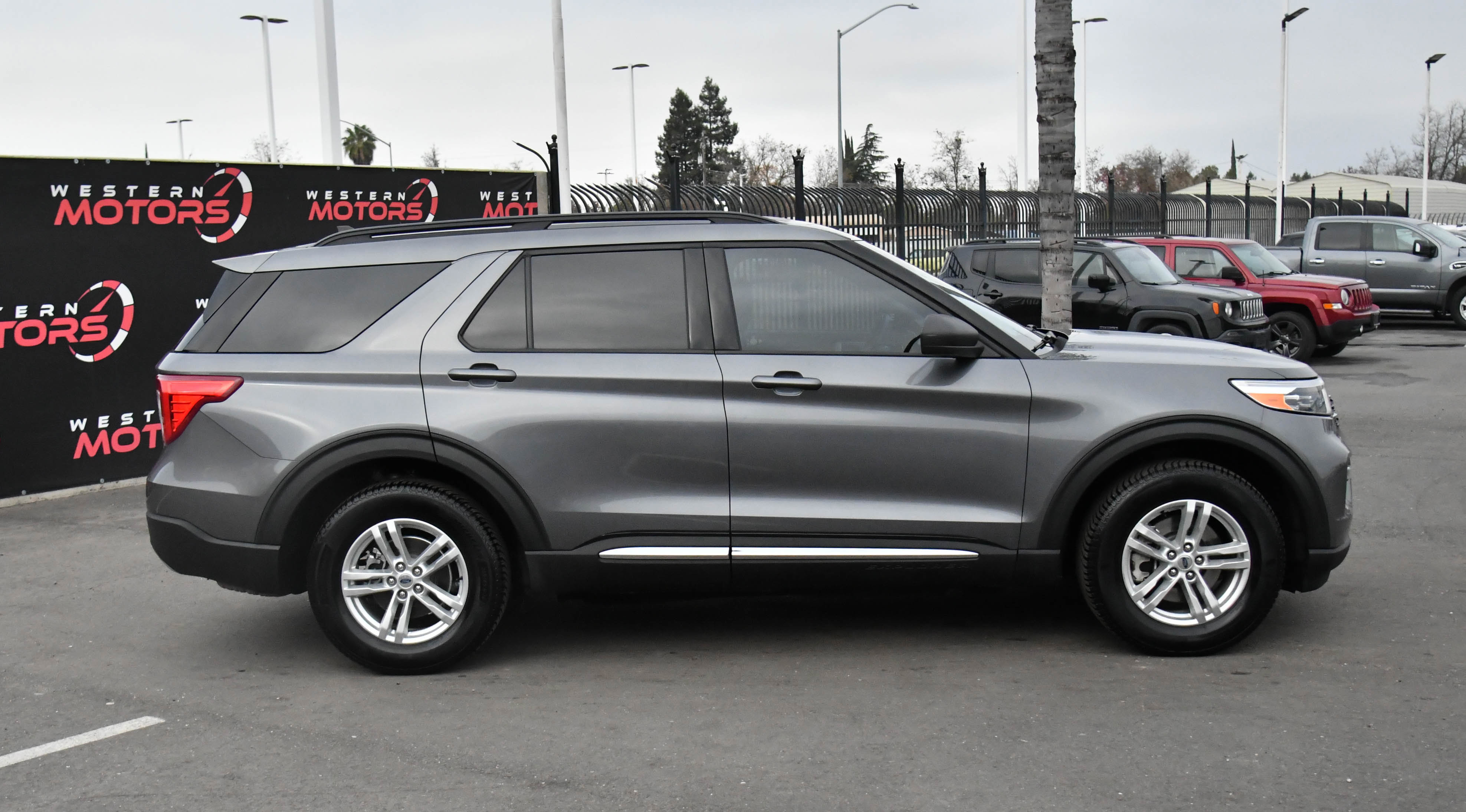 Used 2022 Ford Explorer XLT w/ Equipment Group 202A image 9