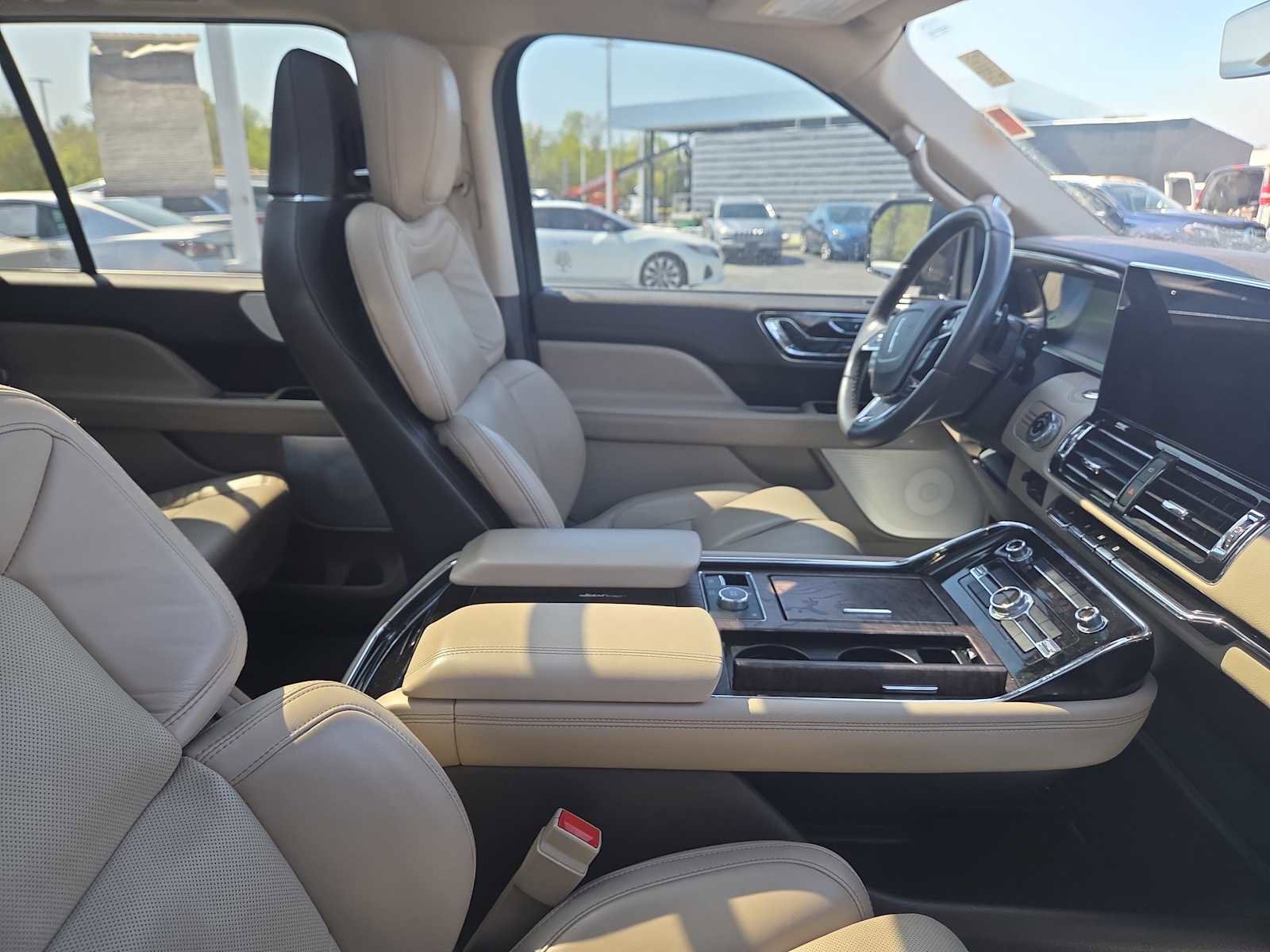 Used 2022 Lincoln Navigator Reserve image 4