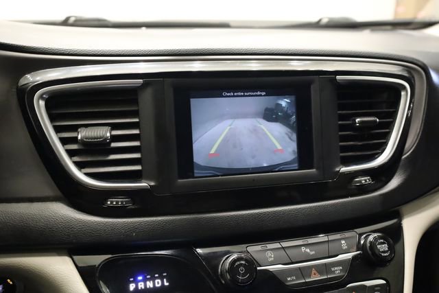 Used 2020 Chrysler Pacifica Touring-L image 21