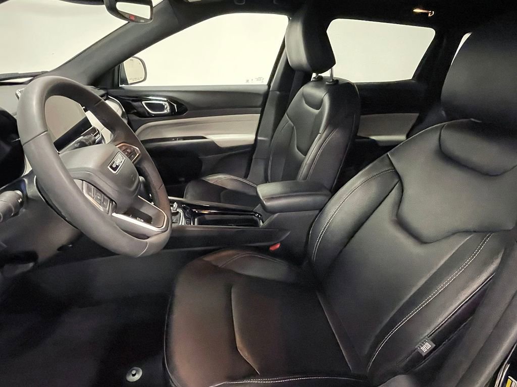 Used 2025 Jeep Compass Limited image 3