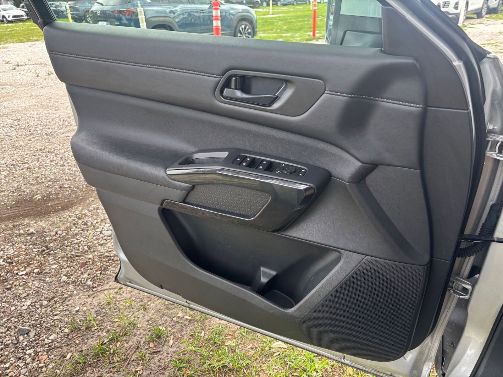 Used 2025 Nissan Pathfinder SV FWD image 18