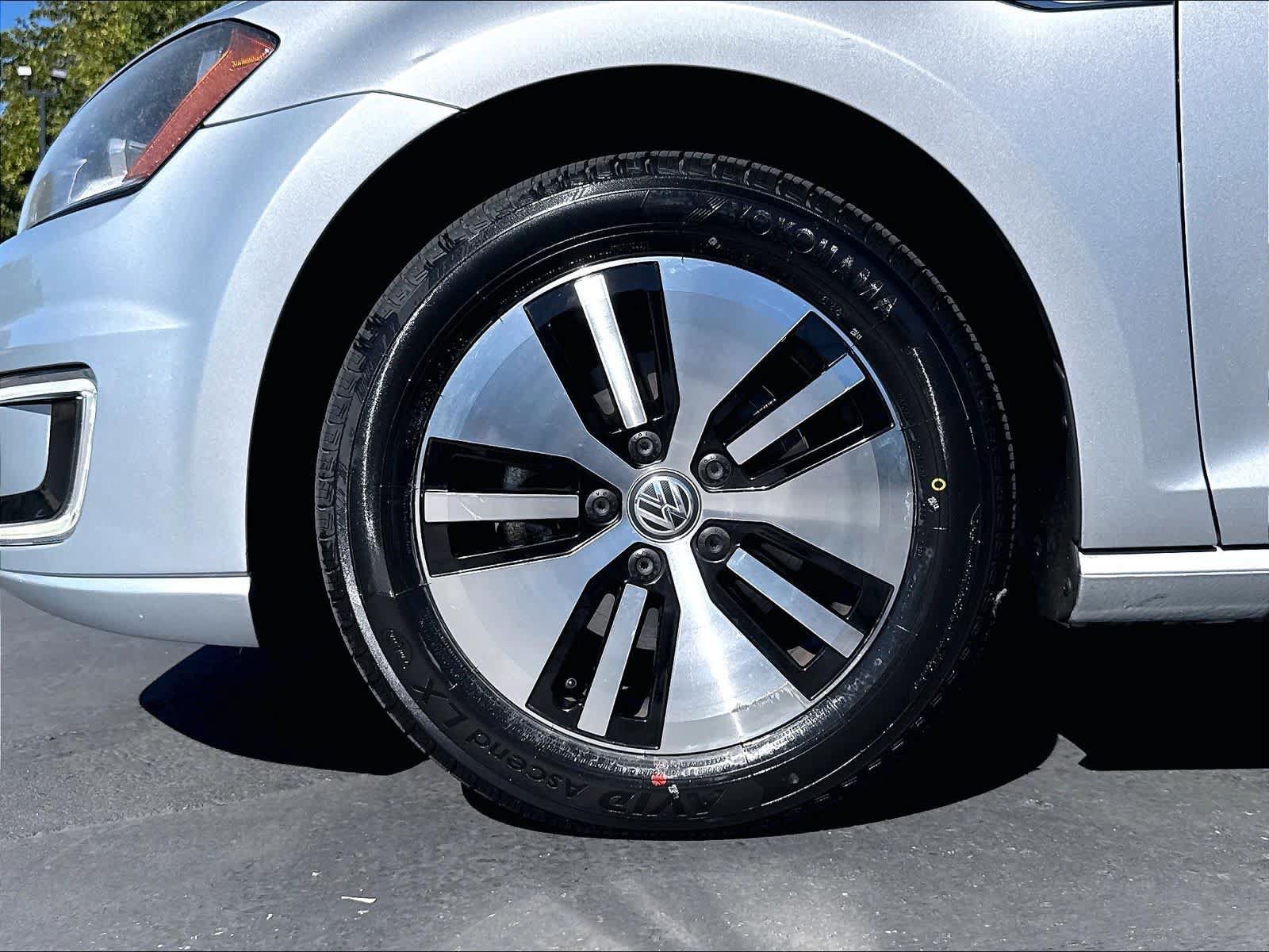 Used 2016 Volkswagen e-Golf SE w/ DC Fast Charging Package FWD image 13