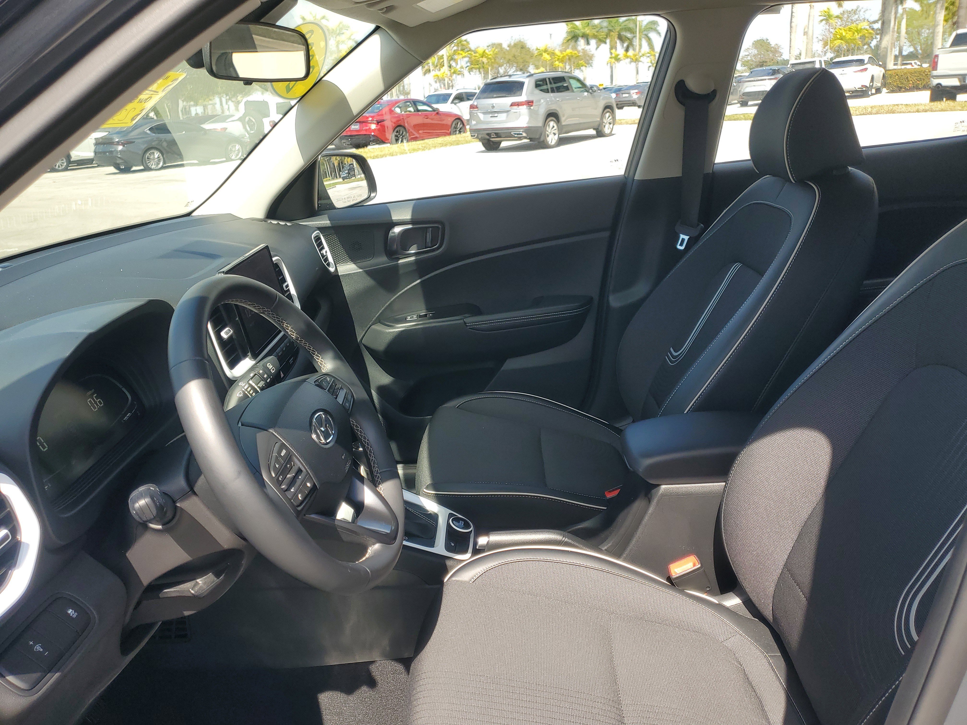 Used 2023 Hyundai Venue Limited image 15