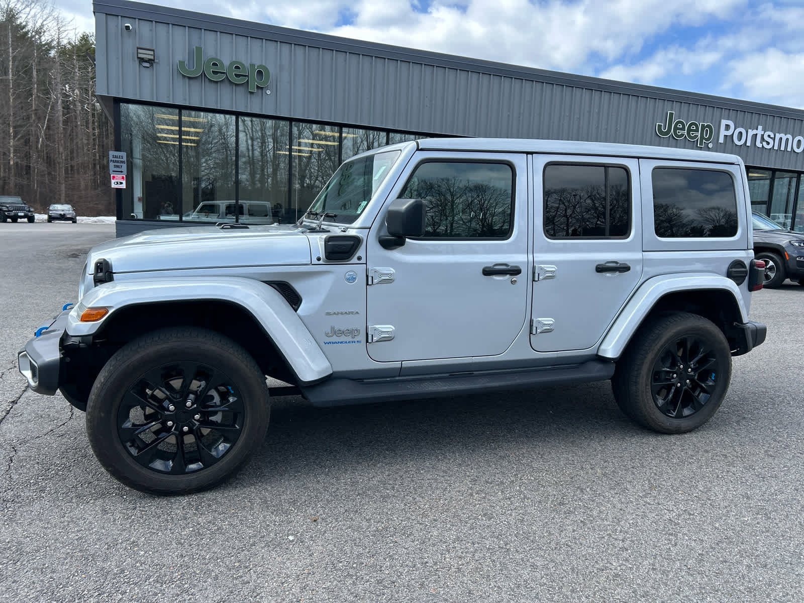 Used 2023 Jeep Wrangler Sahara w/ Cold Weather Group image 8
