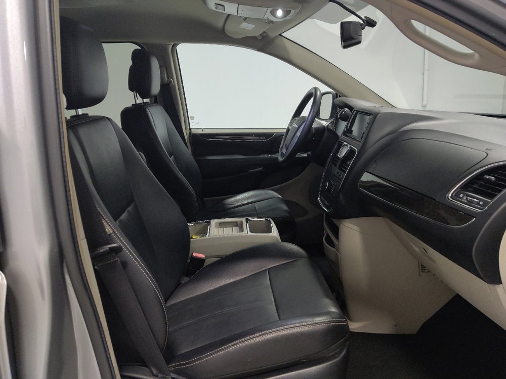 Used 2016 Chrysler Town & Country Touring image 21