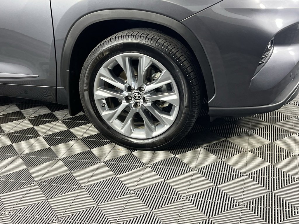 Used 2023 Toyota Highlander Limited image 11