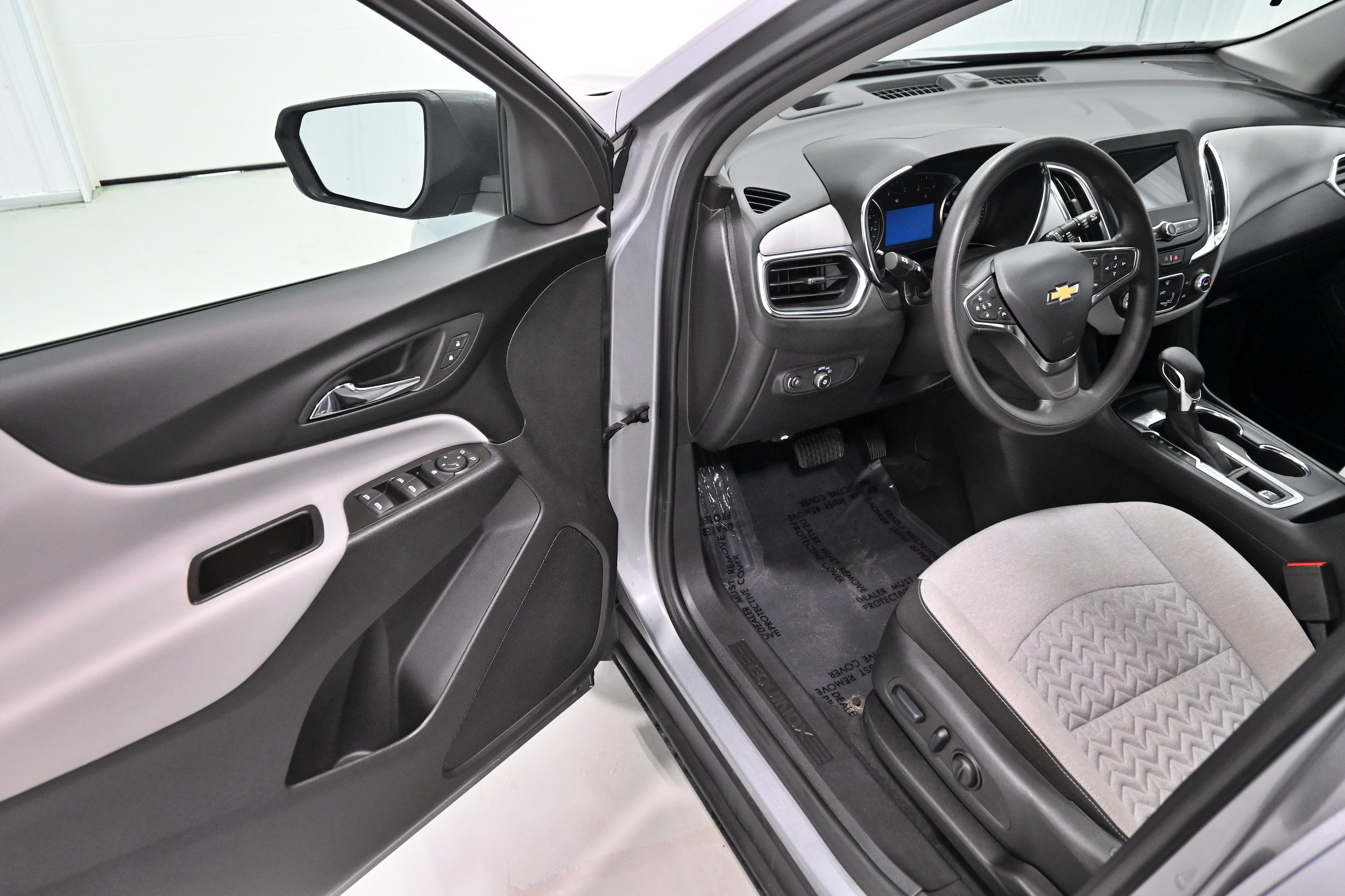 Used 2024 Chevrolet Equinox LS w/ LS Convenience Package FWD image 4