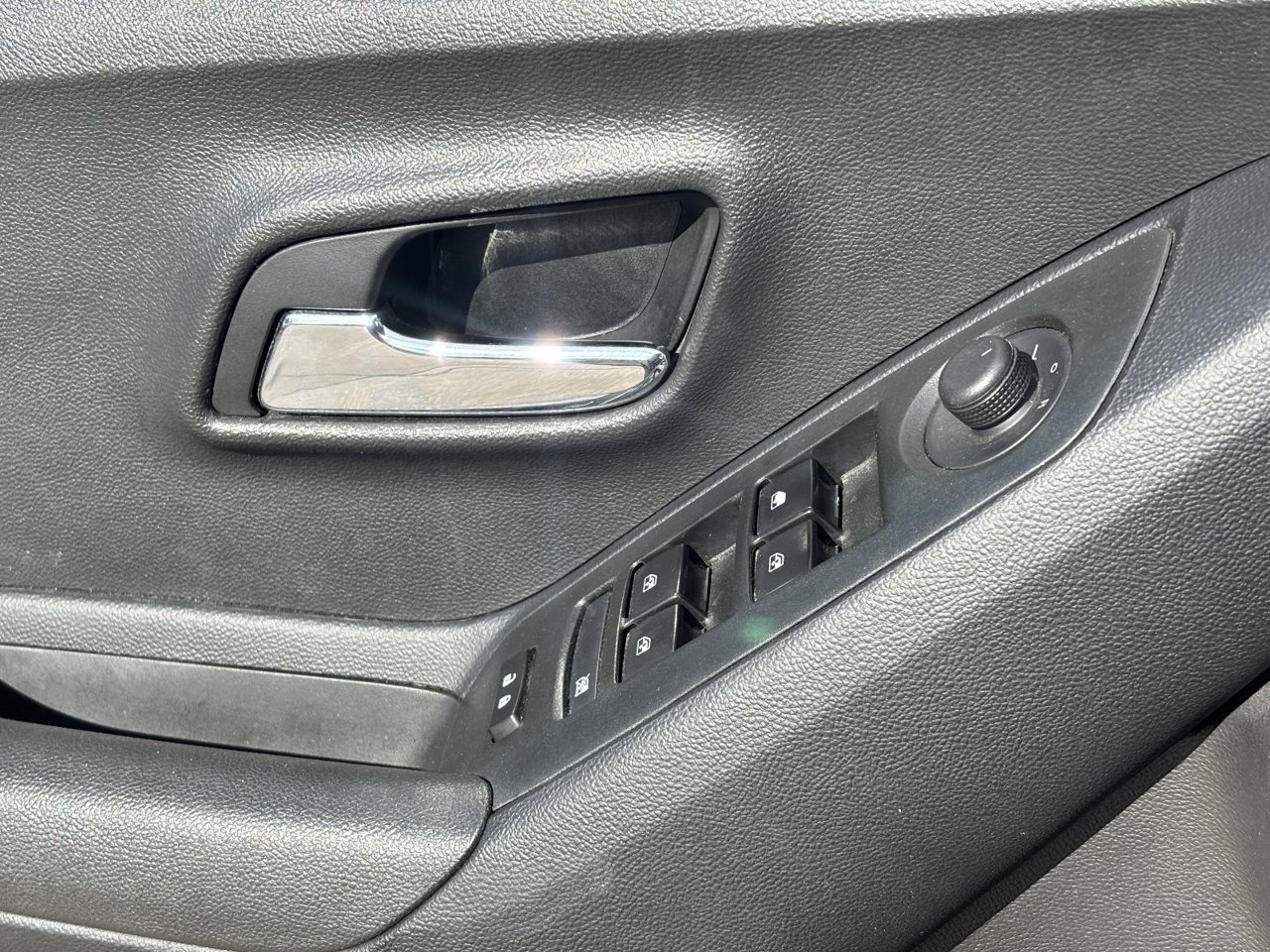 Used 2020 Chevrolet Trax LT FWD image 19