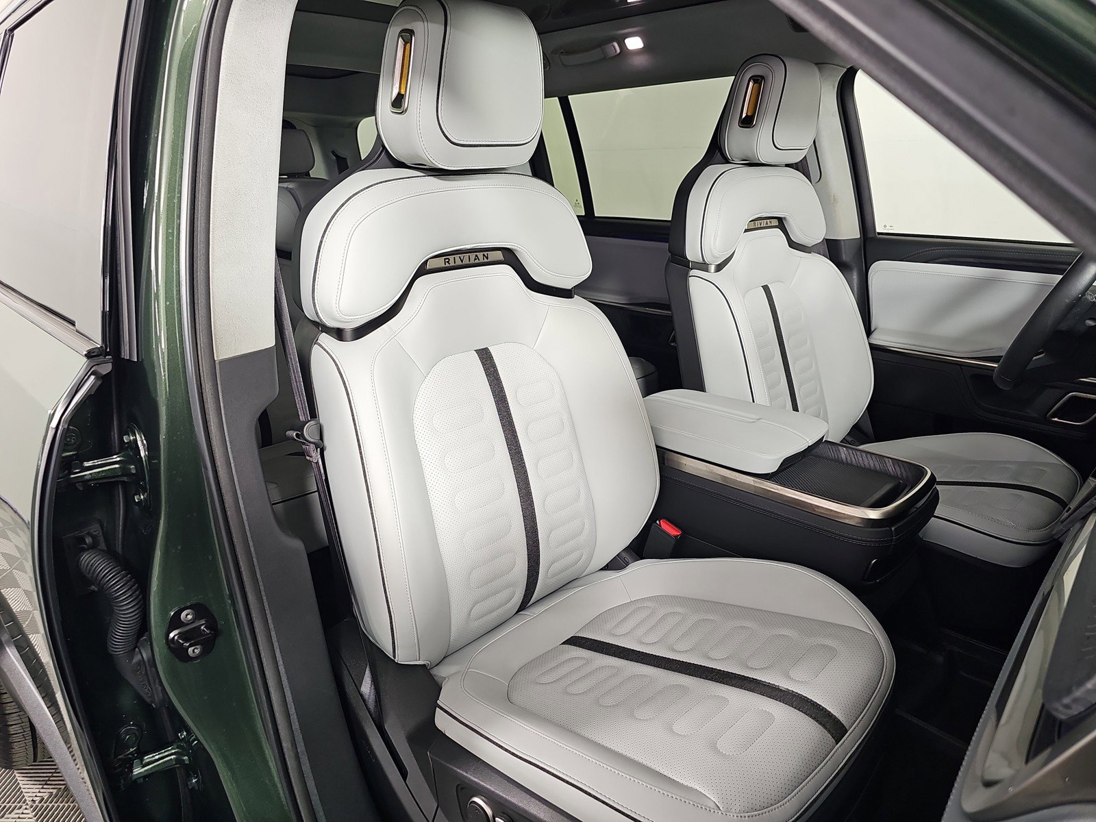 Used 2024 Rivian R1S Adventure image 24