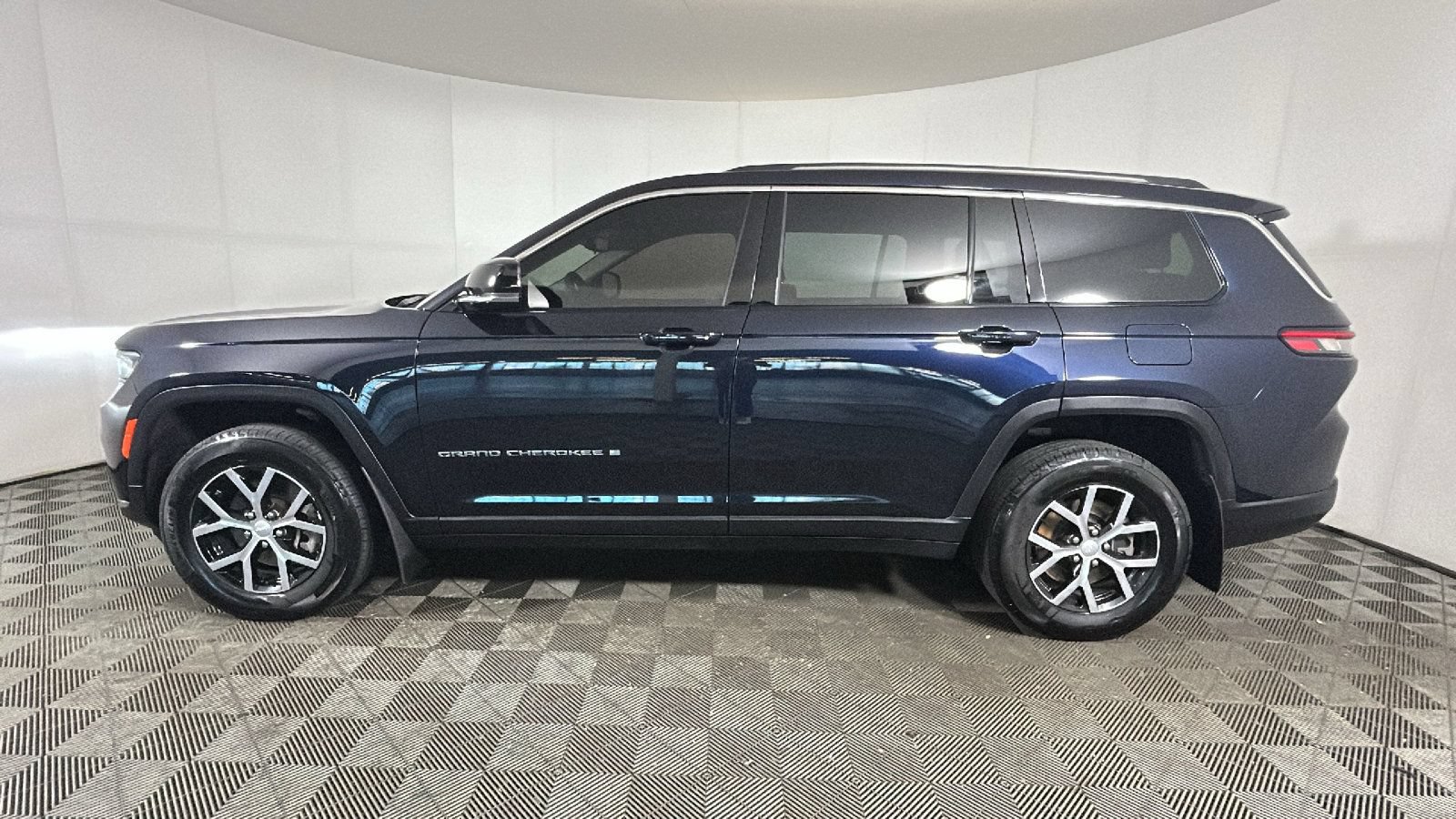 Used 2023 Jeep Grand Cherokee L Limited AWD/4WD image 7