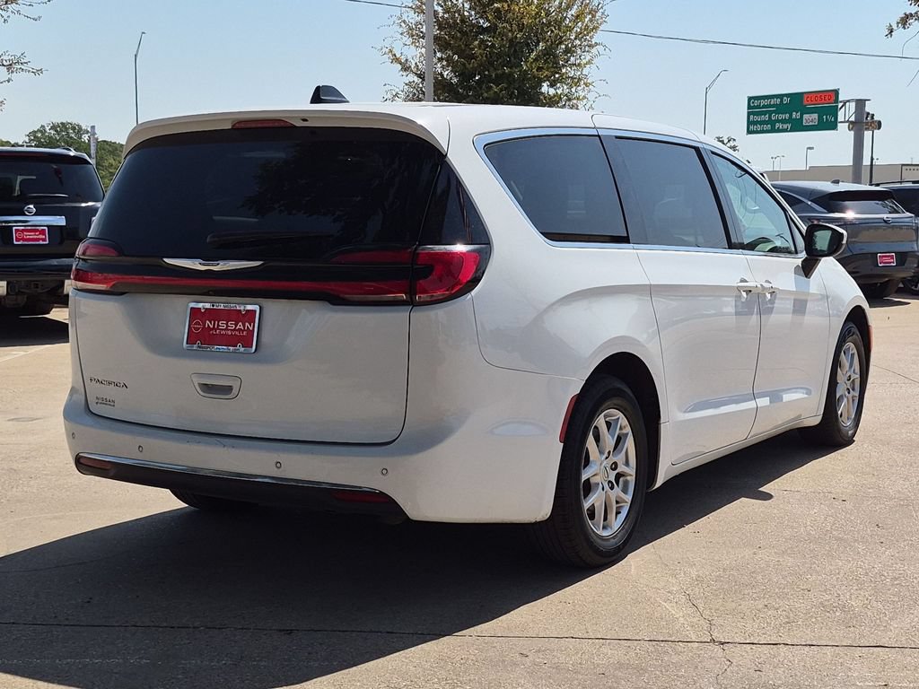 Used 2023 Chrysler Pacifica Touring-L FWD image 8