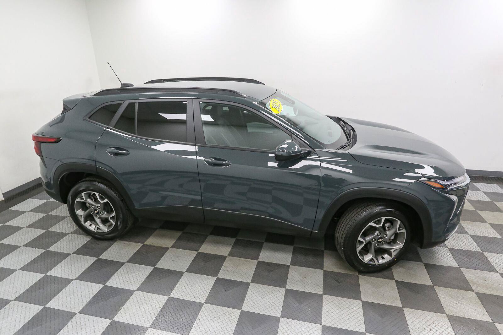 Used 2025 Chevrolet Trax LT FWD image 5