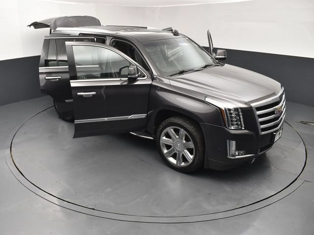 Used 2018 Cadillac Escalade Luxury AWD/4WD image 25