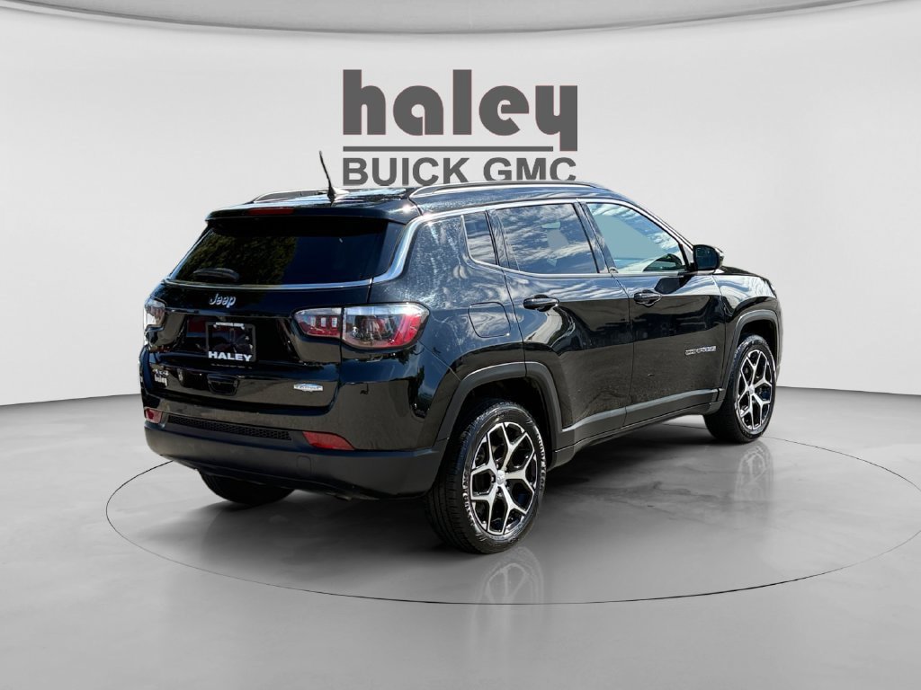 Used 2024 Jeep Compass Latitude AWD/4WD image 5