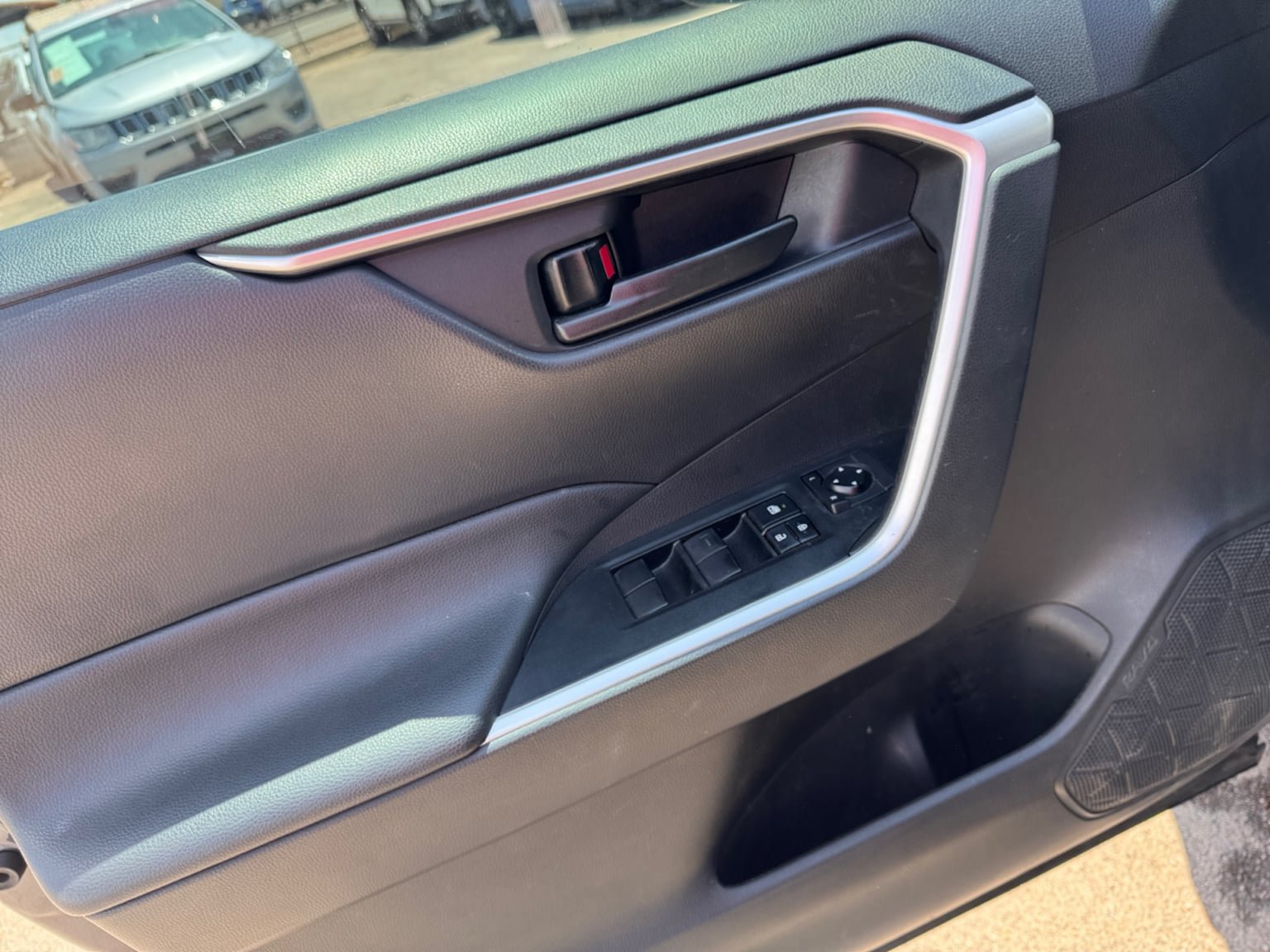 Used 2021 Toyota RAV4 LE w/ Carpet Mat Package (TMS) FWD image 11