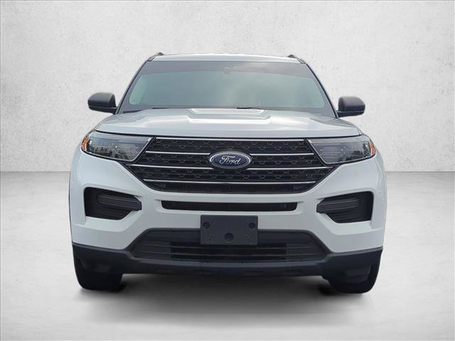 Used 2023 Ford Explorer XLT AWD/4WD image 2
