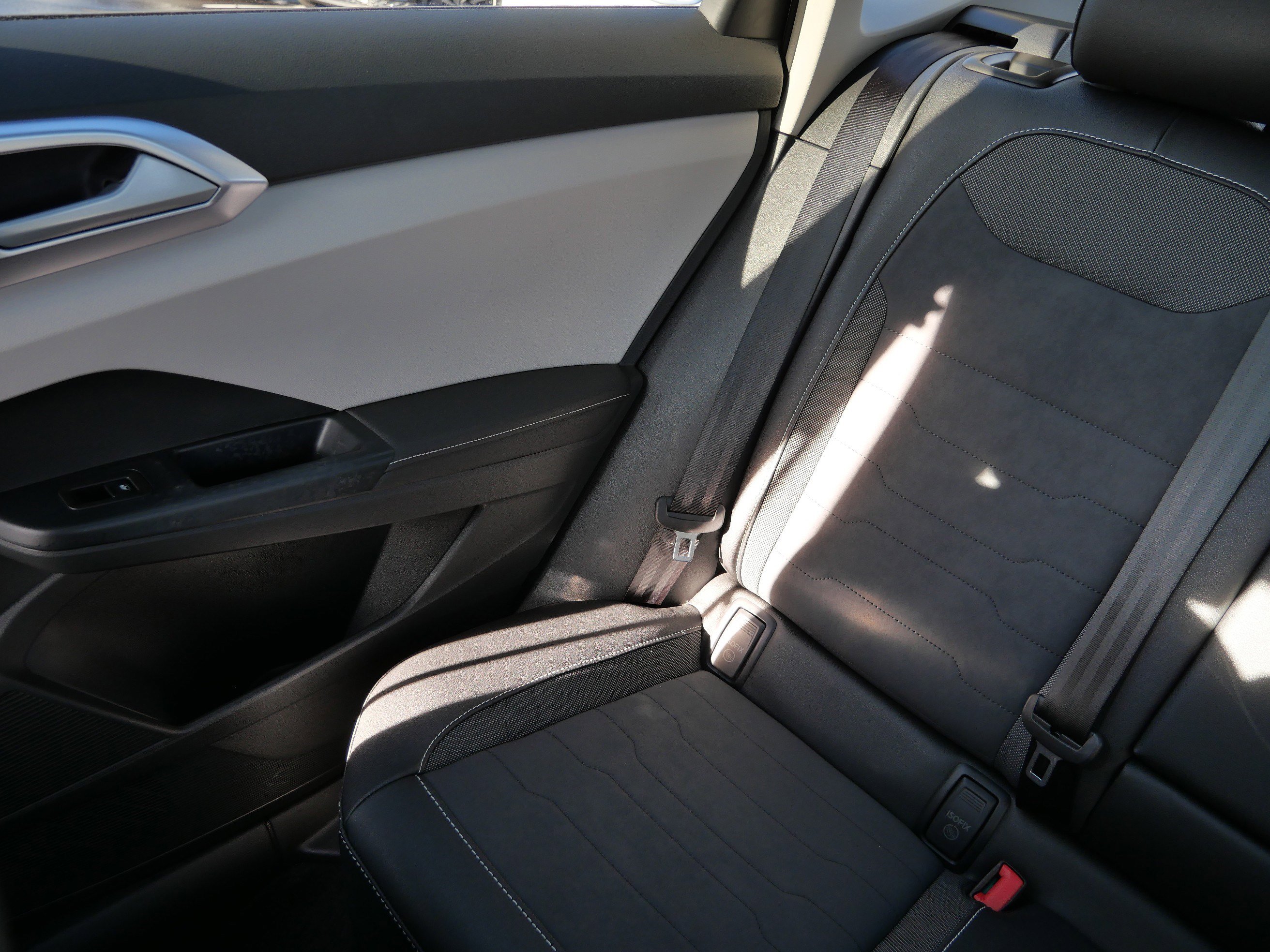 Certified 2025 Volkswagen Taos SE image 12