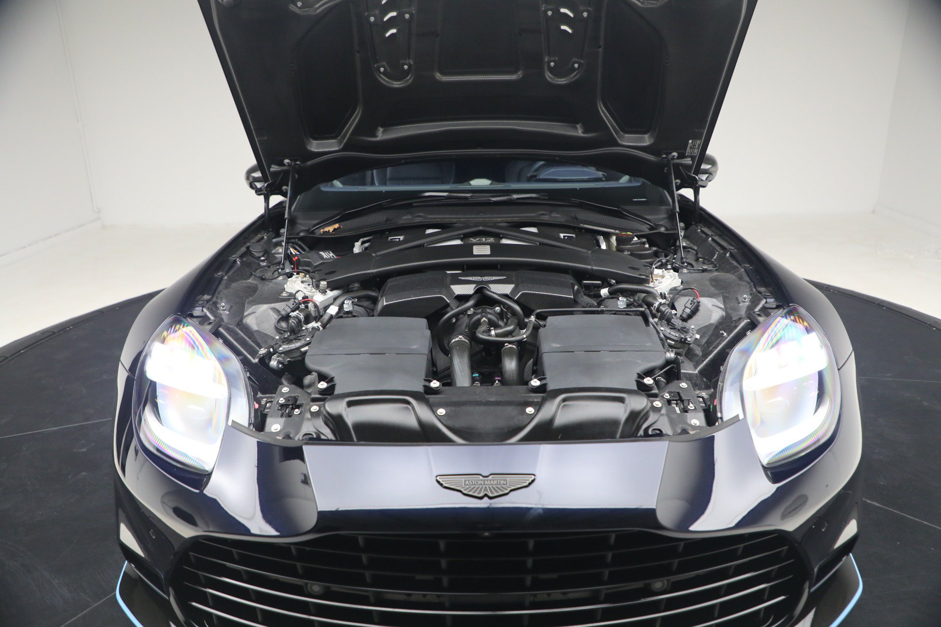 Used 2025 Aston Martin Vanquish RWD image 33