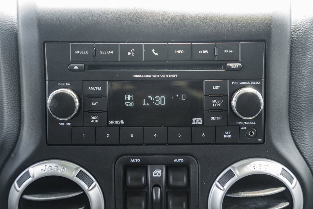 Used 2017 Jeep Wrangler Unlimited Rubicon w/ Cold Weather Group image 19