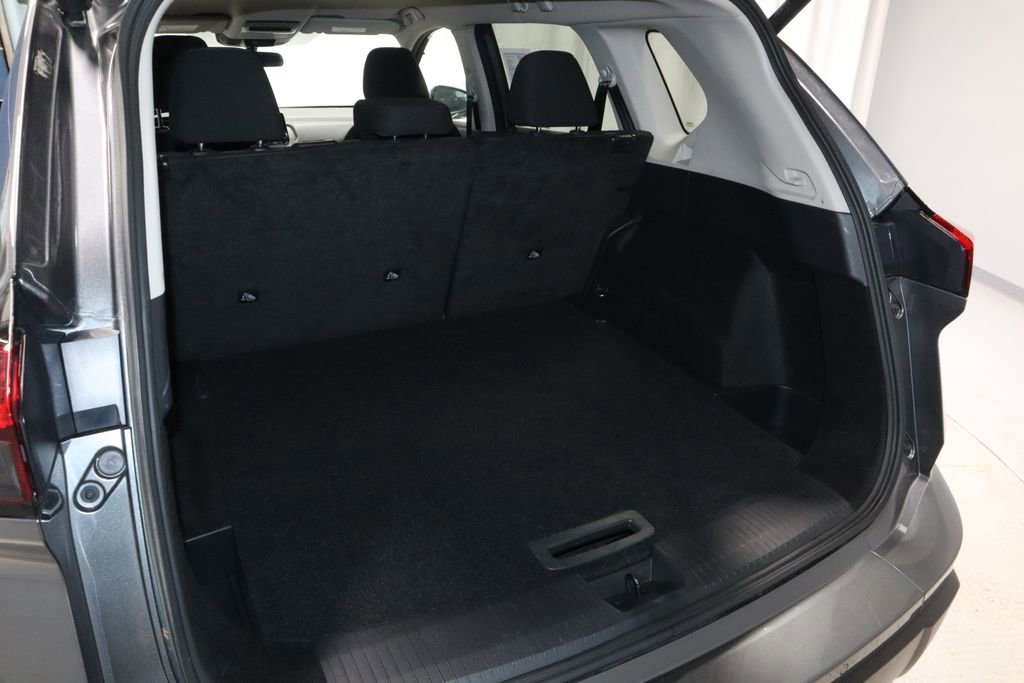 Certified 2025 Nissan Rogue SV image 17