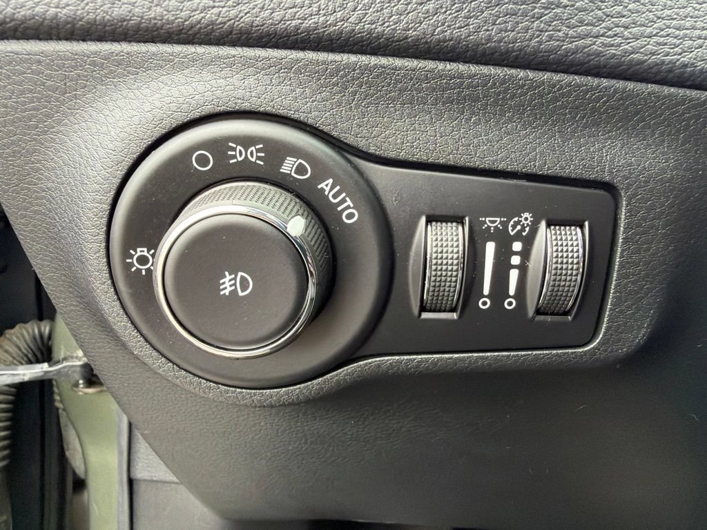 Used 2018 Jeep Compass Limited w/ Navigation Group AWD/4WD image 29