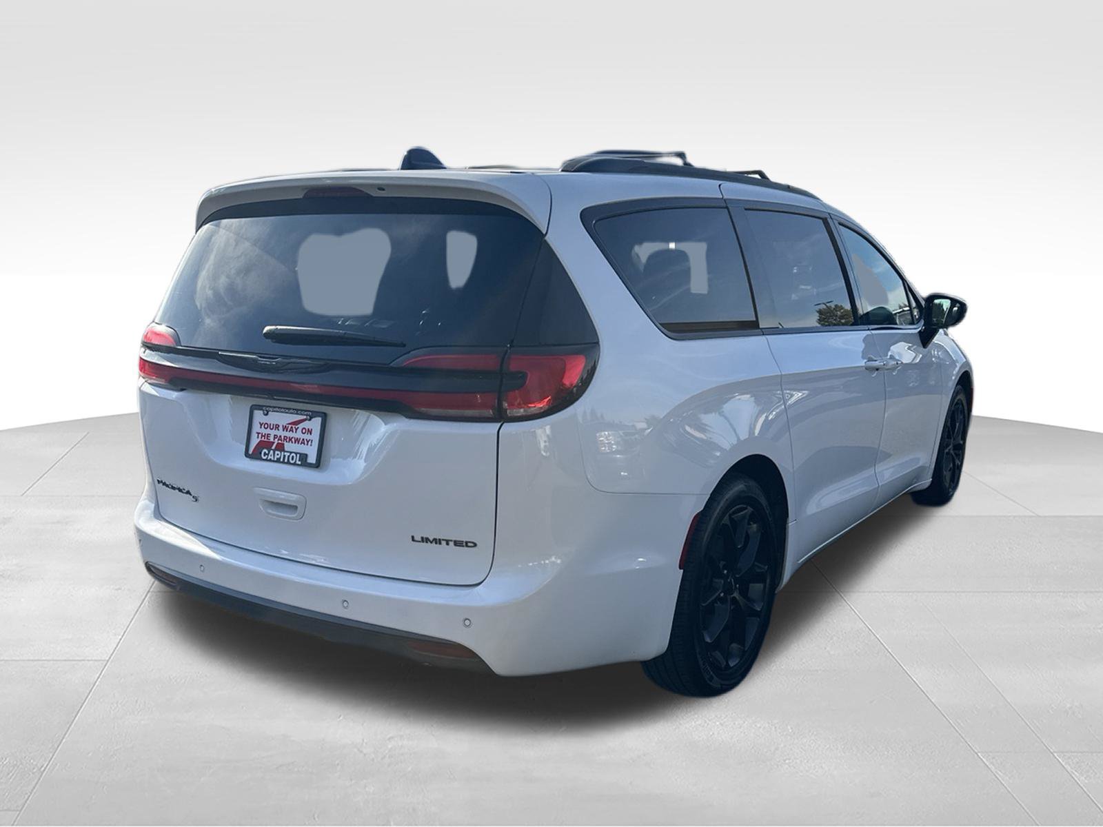Used 2025 Chrysler Pacifica Limited FWD image 5