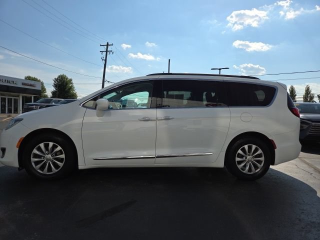 Used 2017 Chrysler Pacifica Touring-L FWD image 4