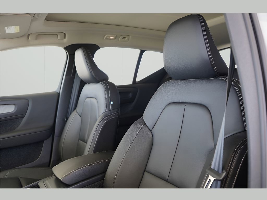 New 2025 Volvo XC40 B5 Ultra w/ Protection Package image 17